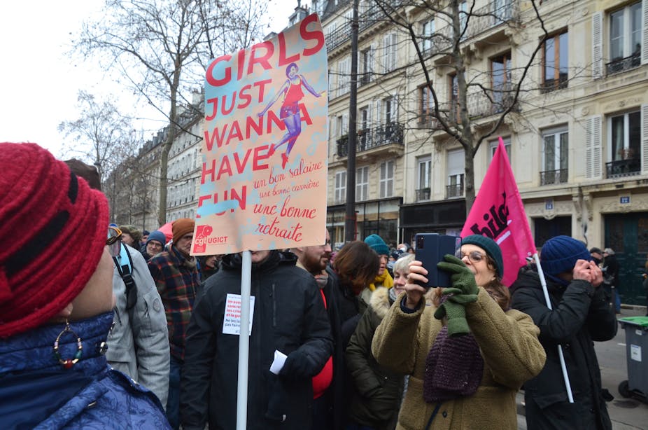 Manifestation contre la réforme des retraites du 19 janvier 2023 à Paris. Pour de nombreuses femmes, avant même la question de la retraite équitable se pose celle de l'accès équitable au marché du travail.