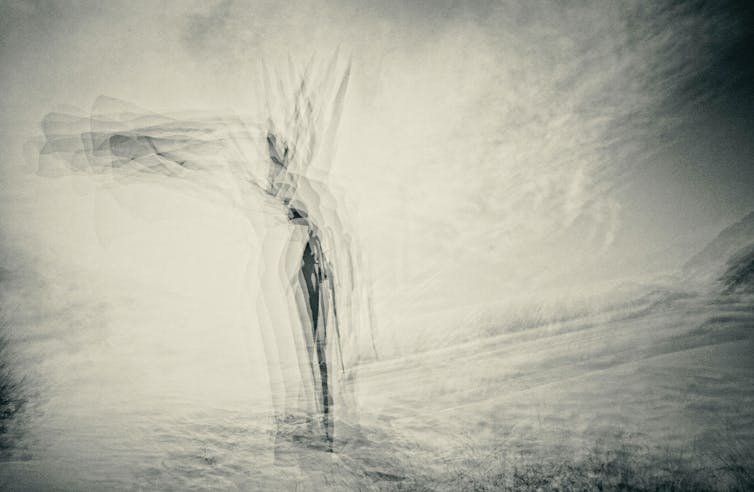 Une silhouette floue qui représente la douleur de l'absence