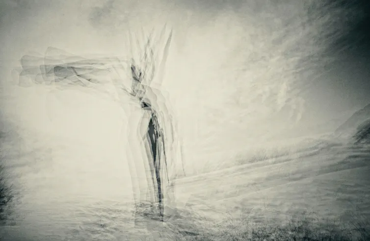 Une silhouette floue qui représente la douleur de l'absence