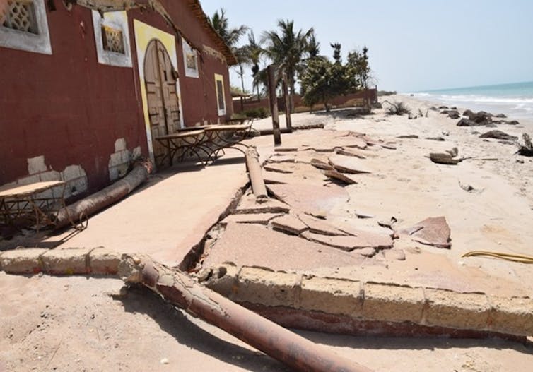 Une plage au Sénégal avec des infrastructures délabrées