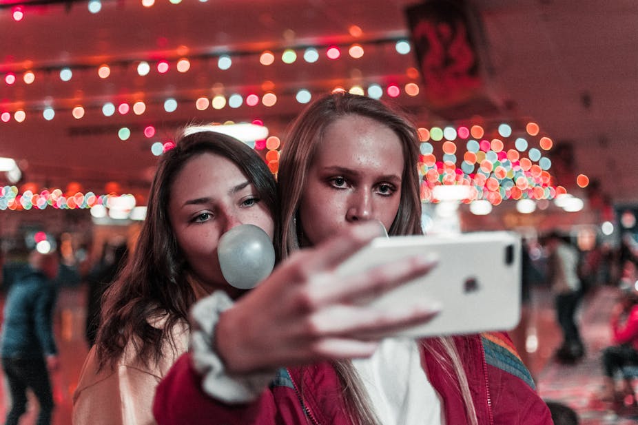 Deux jeunes femmes font un selfie