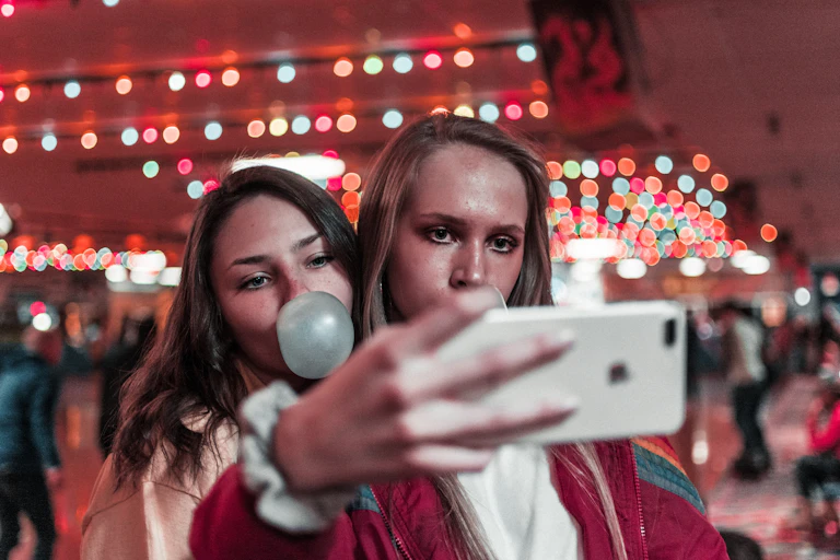 Deux jeunes femmes font un selfie