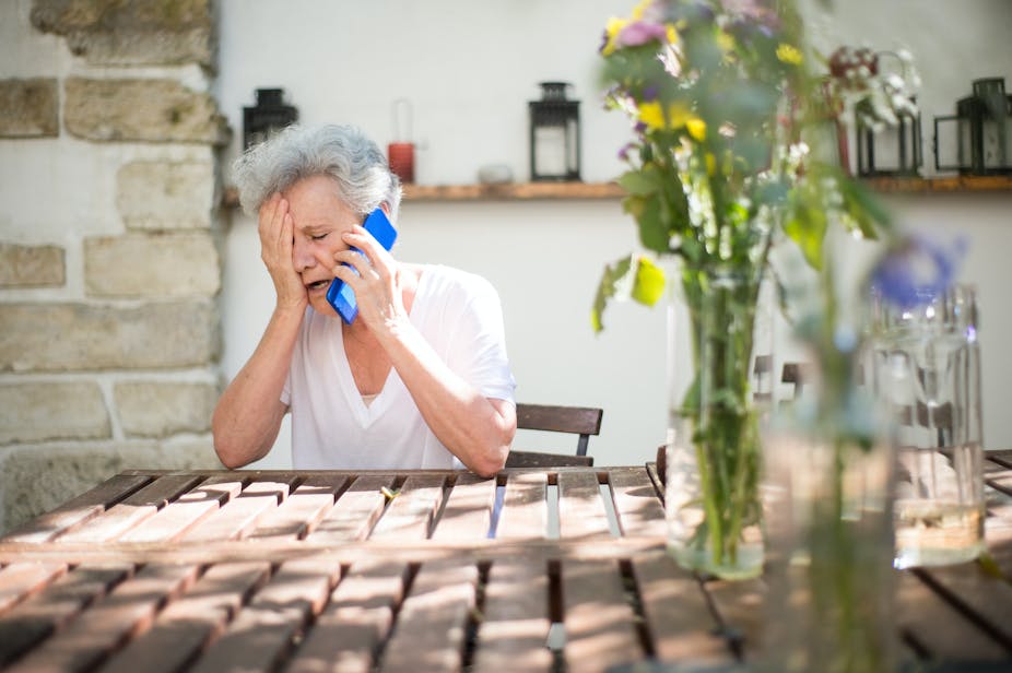 Femme senior au téléphone