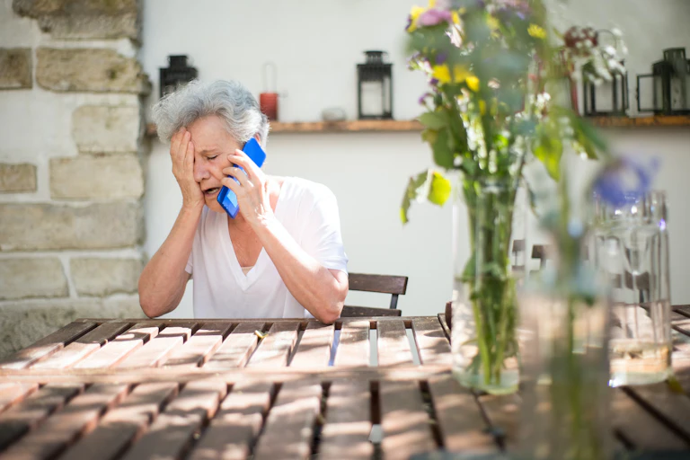 Femme senior au téléphone