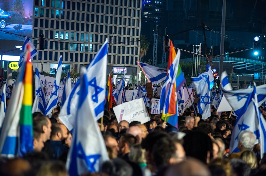 Des Israéliens manifestent dans les rues de Tel Aviv