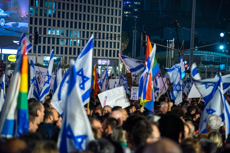 Des Israéliens manifestent dans les rues de Tel Aviv