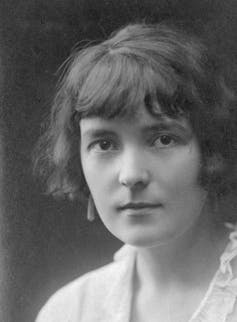 Retrato de una mujer con el pelo corto a principios del siglo XX.