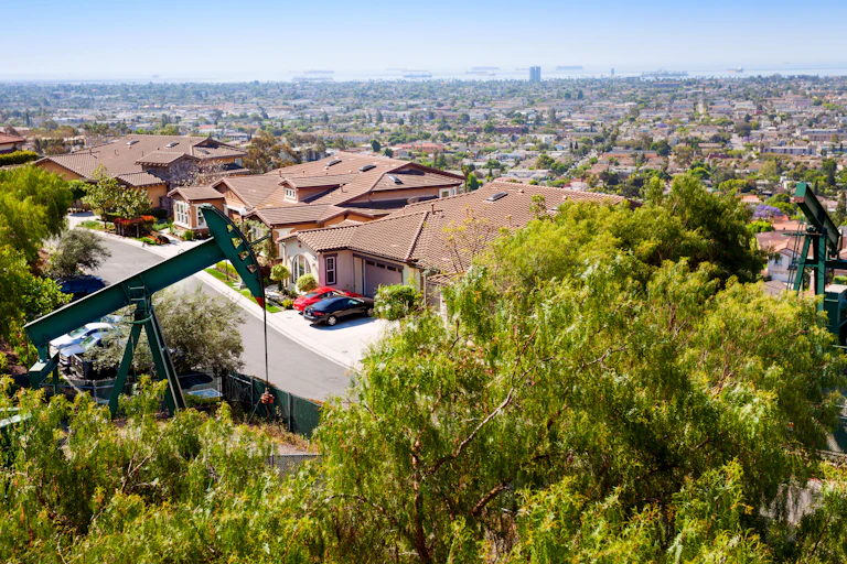 Vue d'une banlieue avec des puits jouxtant les maisons