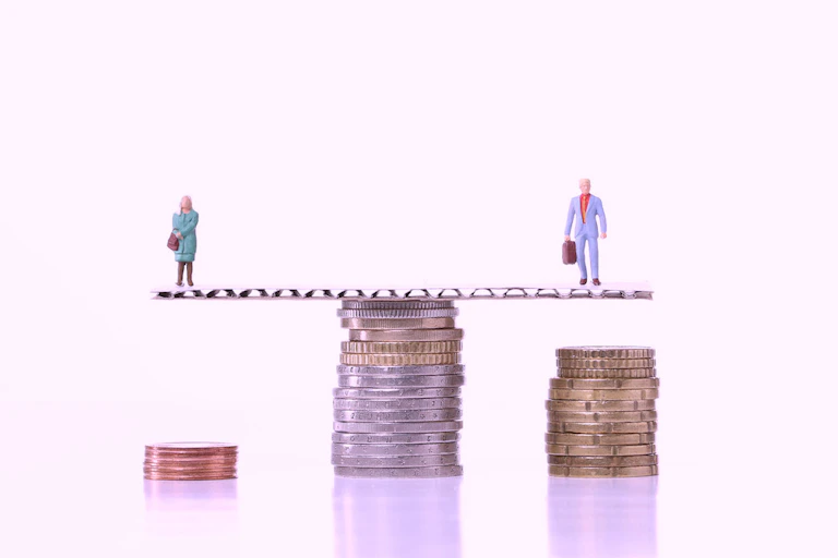 Scène illustrant l'inégalité salariale hommes-femmes.
