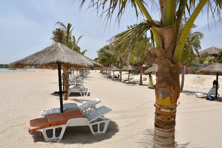 Plage de Saly au Sénégal avec des rangées de transats.