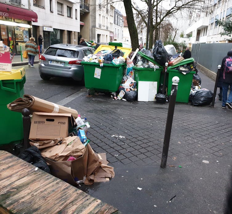 Bidoni della spazzatura a Parigi
