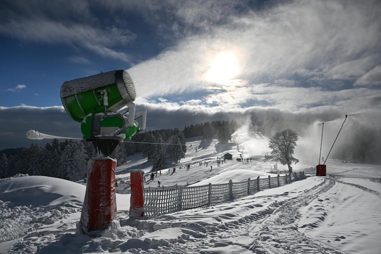 Canons à neige en activité dans les Vosges