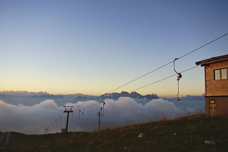 Remonte-pente à l’arrêt dans un paysage avec de la neige au loin