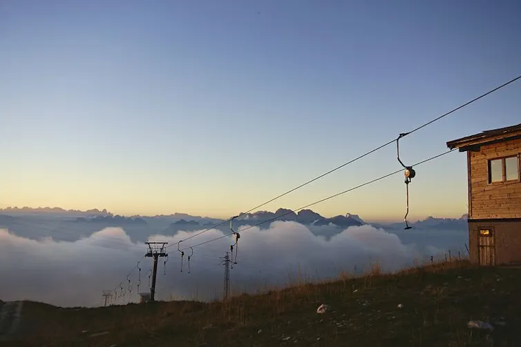 Remonte-pente à l’arrêt dans un paysage avec de la neige au loin