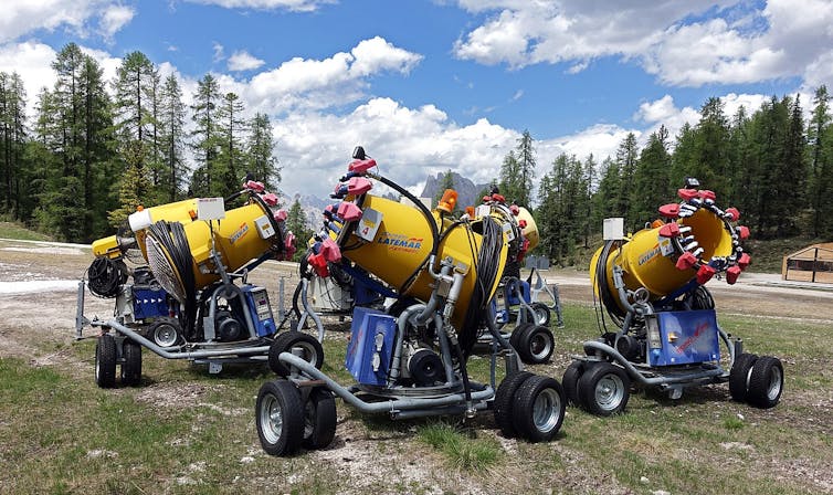 Canons à neiges dans la station de Cortina d’Ampezzo, en Italie