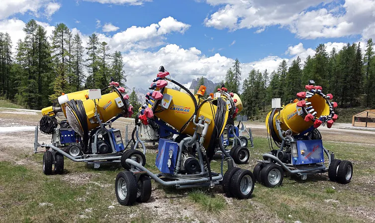Canons à neiges dans la station de Cortina d’Ampezzo, en Italie