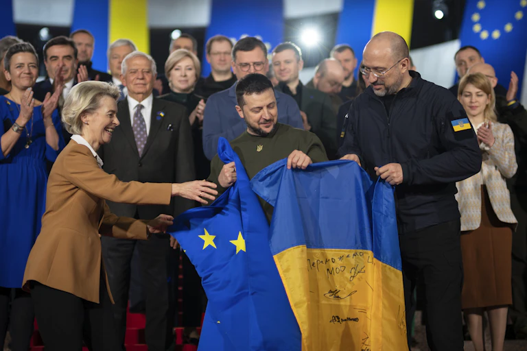Ursula von der Leyen, Volodymyr Zelensky and Denys Shmyhal hold Ukraine and EU flags at a meeting in Kyiv, Febriary 20223.