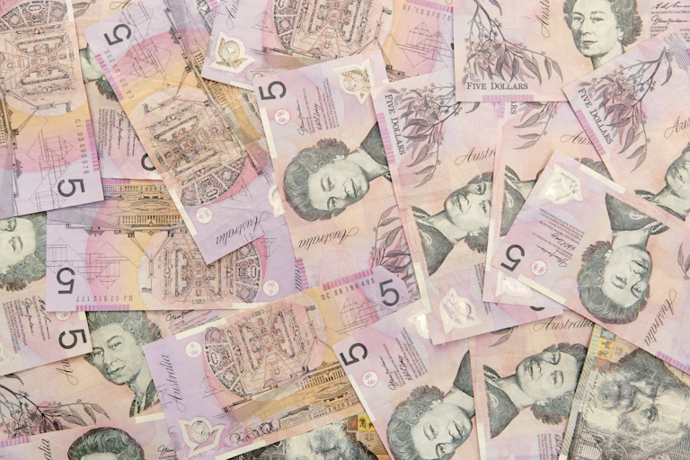 Australia will replace the image of Queen Elisabeth on the $5 note with an Indigenous motif.