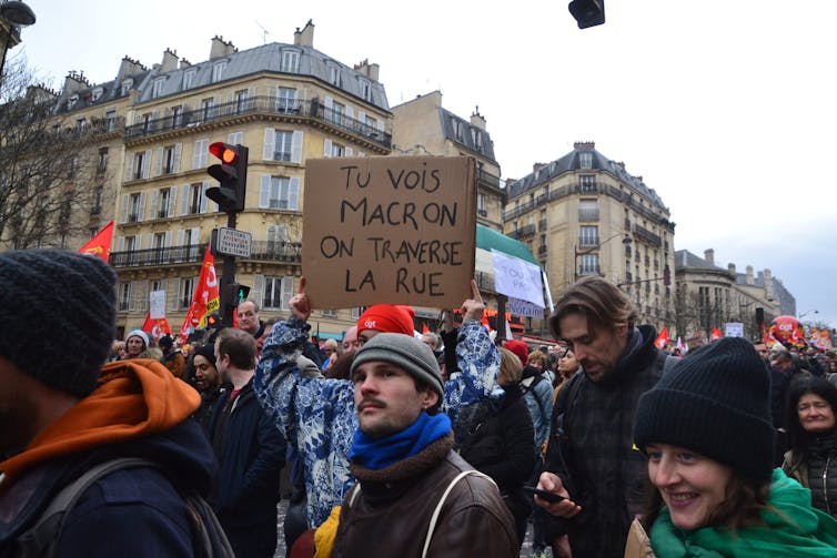 Manifestation pour la défense des retraites le 31 janvier 2023 à Paris. La phrase sur la pancarte fait écho à la « petite phrase » d’Emmanuel Macron prononcée en 2018 et jugée méprisante pour les demandeurs d’emplois