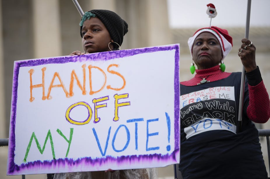 Femmes portant une pancarte « Hands off my vote » devant la Cour suprême des États-Unis