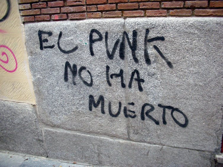 Un grafiti en la pared indica que el punk no ha muerto.