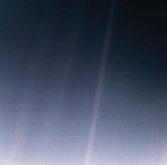 Fotografía de la Tierra captada por la sonda espacial Voyager 1 desde una distancia de algo más de 6000 millones de kilómetros. Aunque la imagen se tomó el 14 de febrero de 1990, en realidad muestra la posición de la Tierra casi seis horas antes, cuando aún era el 13 de febrero.Wikimedia Commons / NASA/JPL-Caltech