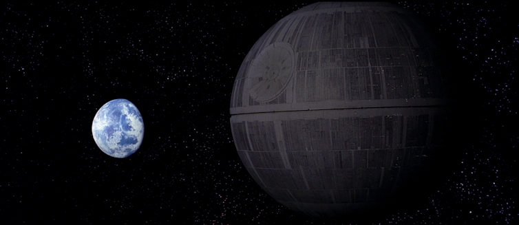 La destruccion de Alderaán por la Estrella de la Muerte provocó, en palabras de Obi-Wan Kenobi, «una gran perturbación en la fuerza», pero él no pudo tener conocimiento instantáneo del suceso porque nada, ni siquiera «la fuerza», puede viajar por el espacio con una velocidad infinita.starwars.fandom.com