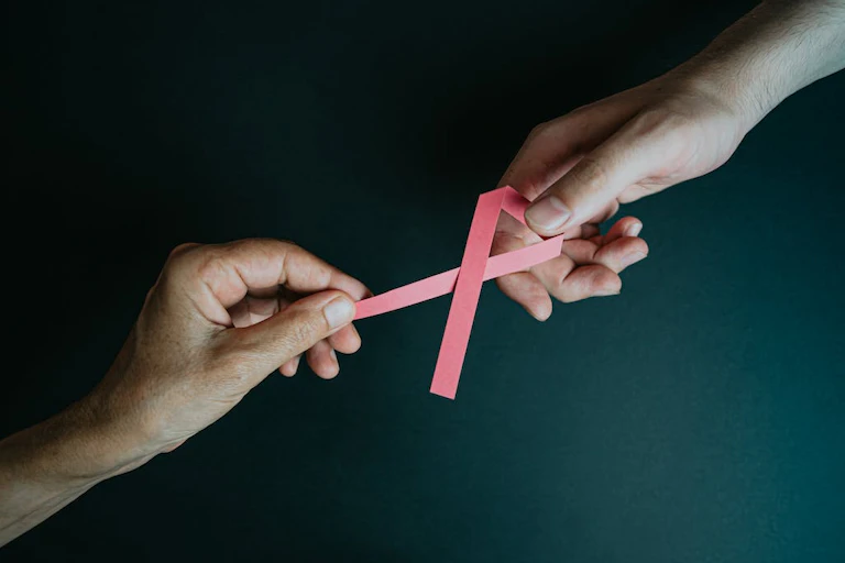 Mains Tenant Un Ruban De Papier Rose Pour Le Cancer Du Sein