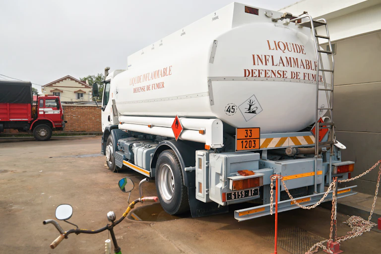 Camion contenant un liquide inflammable à l'arrêt.
