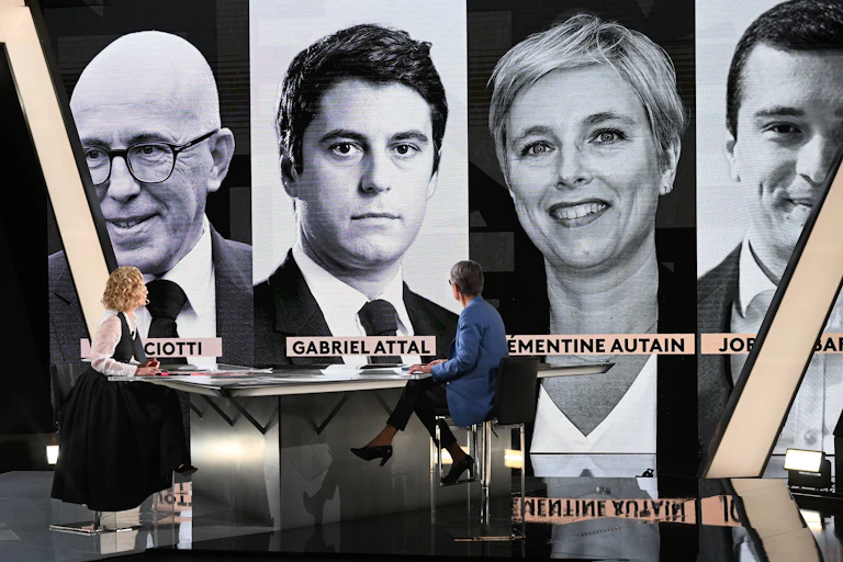 Elisabeth Borne, Première ministre, invitée lors de l'émission télévisée de France 2 L'Événement le 31 janvier, regarde l'écran où apparaissent les chefs de file des différents partis, dont les députés doivent débattre cette semaine le projet de loi sur la réforme des retraites.