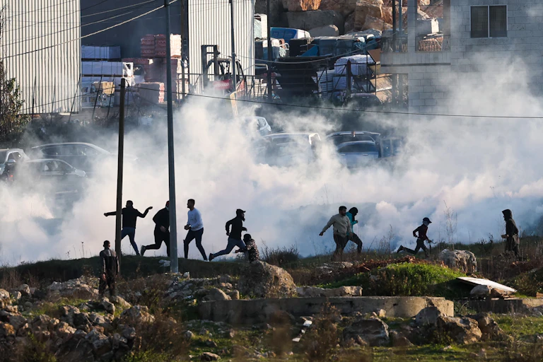 Manifestants pris dans un nuage de gaz lacrymogènes