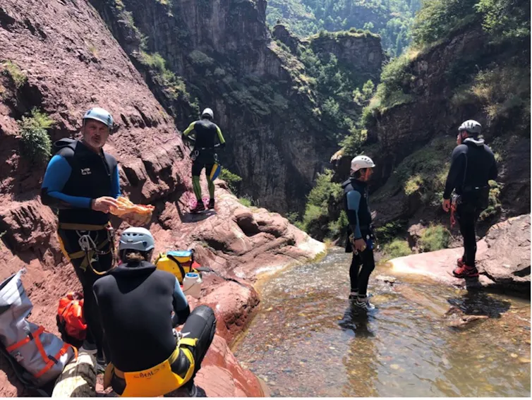 Équipe de recherche et de tournage dans le Colorado niçois