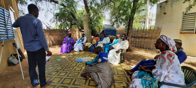 personnes qui discutent