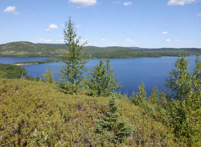 Photographie d'un lac entourant un site minier.