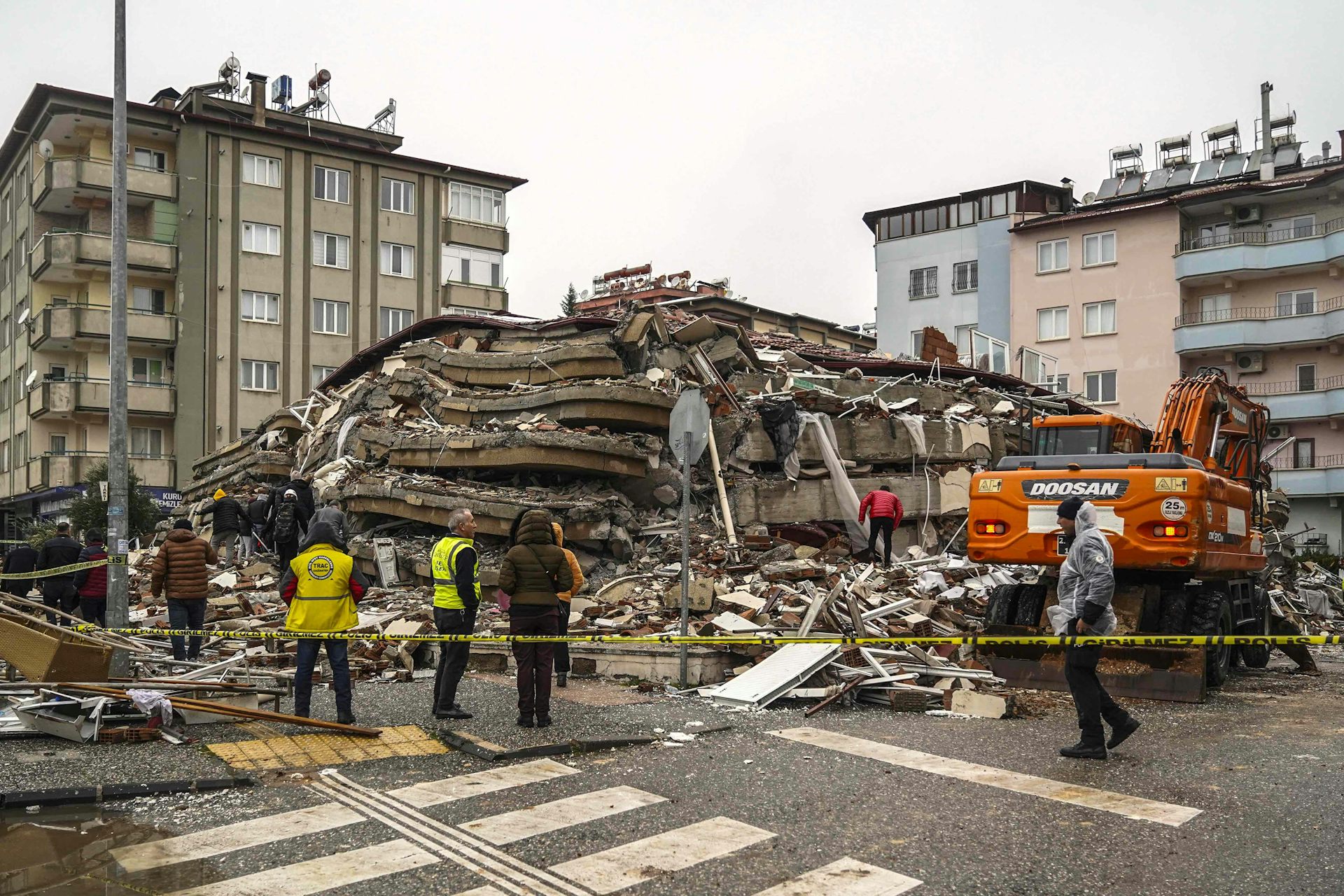 Earthquake Footage Shows Turkey’s Buildings Collapsing Like Pancakes ...