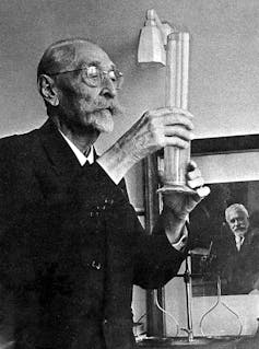 Camille Guérin, a destra un ritratto di Albert Calmette