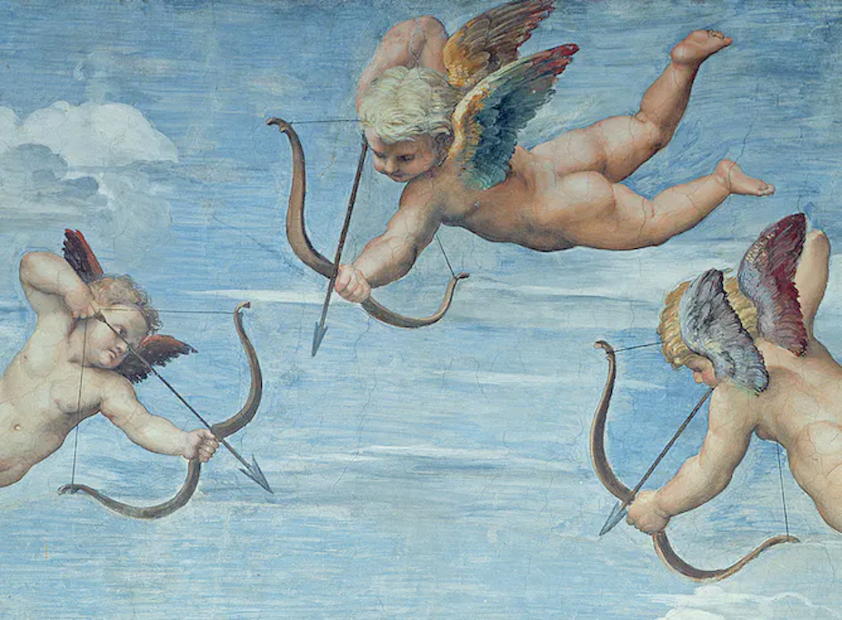 Sebuah ilustrasi yang menunjukkan tiga sosok Dewa Cupid terbang yang membidik dengan busur dan anak panah mereka.