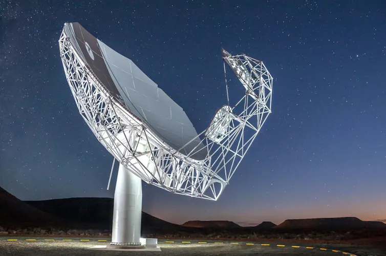 Une très grande antenne radio