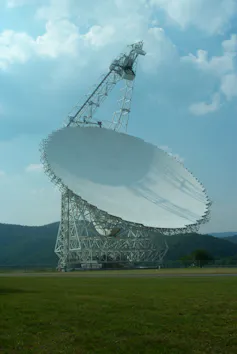 Une grande antenne radio