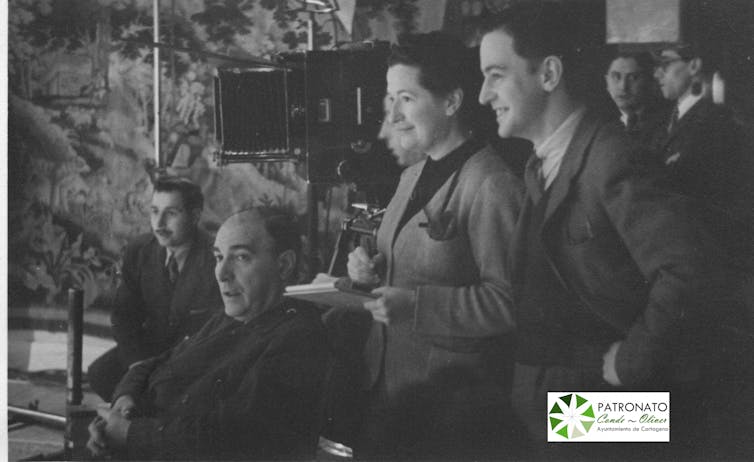 Una mujer y dos hombres observan una escena durante un rodaje.