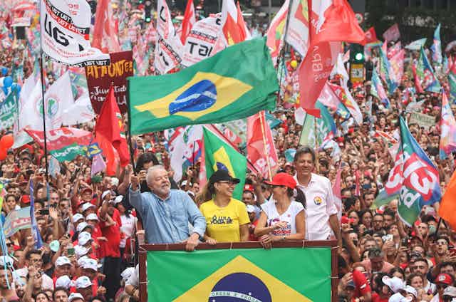 Lula au milieu de la foule au lendemain de sa victoire à la présidentielle