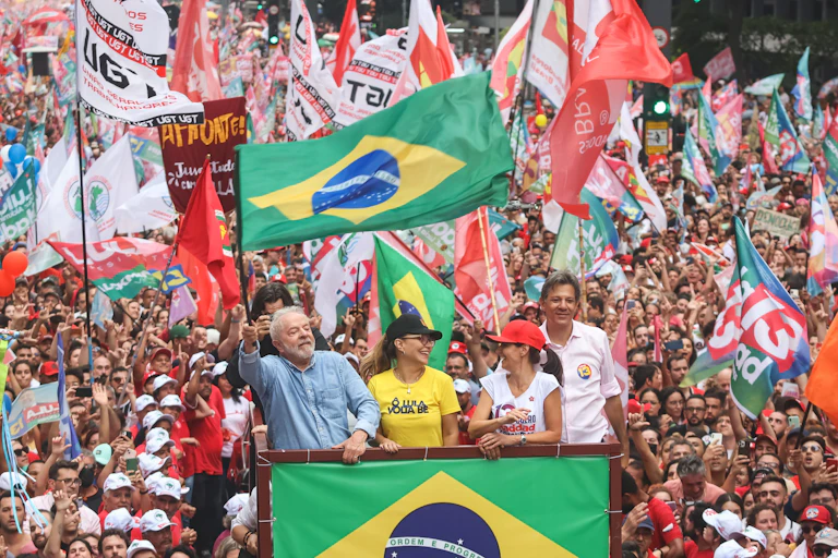 Lula au milieu de la foule au lendemain de sa victoire à la présidentielle