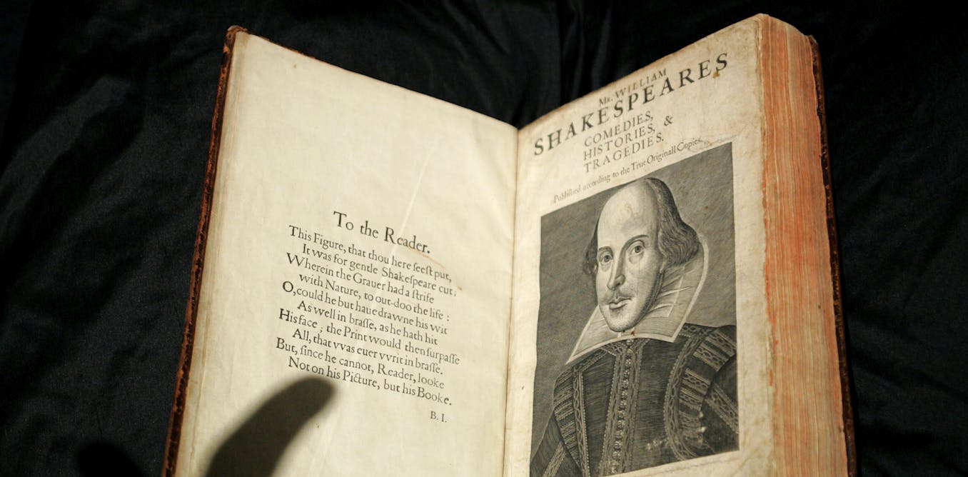 Шекспир выставка в библиотеке. Первое Фолио Шекспира. Шекспир книги. Книги Шекспира фото. Портрет Шекспира на книге.