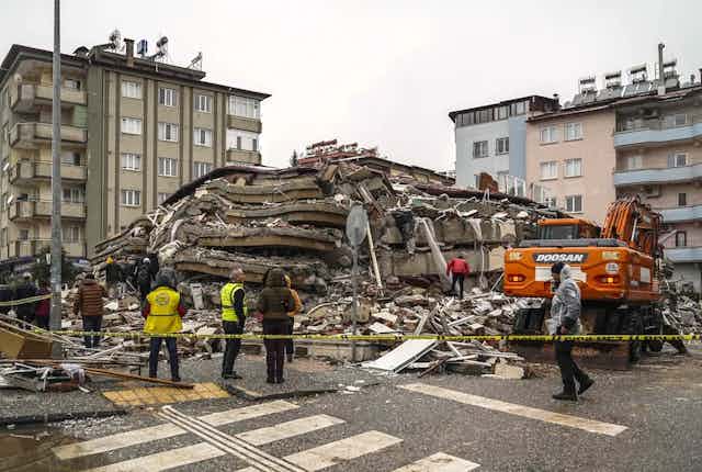 Video gempa tunjukkan bangunan Turki runtuh seperti tumpukan kue dadar.  Ahli menjelaskan penyebabnya