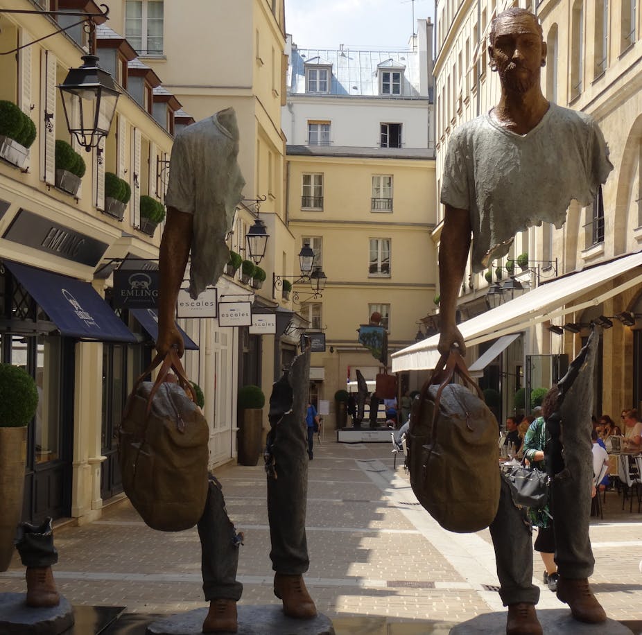 Voyageurs déchirés, Cité Berryer (rue Royale, Paris) - Sculpteur Bruno Catalano, 28 juillet 2018.