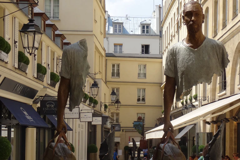 Voyageurs déchirés, Cité Berryer (rue Royale, Paris) - Sculpteur Bruno Catalano, 28 juillet 2018.