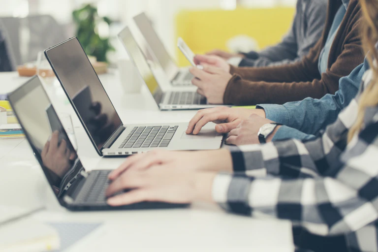 étudiants sur leur ordinateur portable