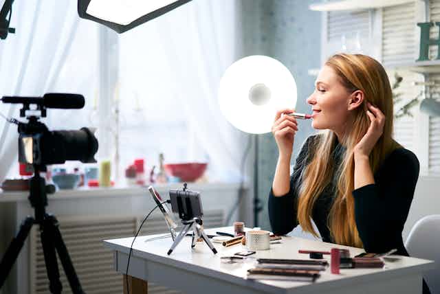 De Influencing How Online Beauty Gurus