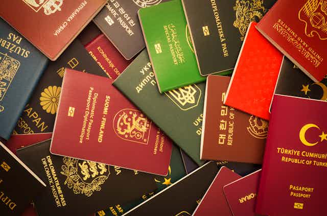 Amoncellement de passeports de divers pays