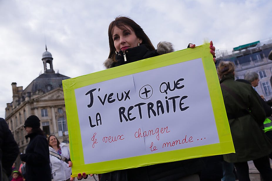 En creux, les manifestants contre la réforme des retraites rappellent aussi les revendications initiées par les « gilets jaunes» . Patrice Calatayu, Les Gilets Jaunes, Acte 62 Bordeaux, 2020.